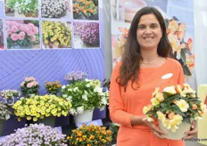 Ann Jennen with last year's winner, the Begonia Iconia Aroma Peach by Dummen Orange.